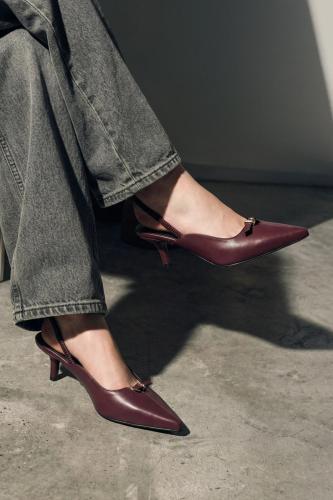 Trendyol Shoes حذاء نسائي كلاسيكي بكعب 4.5 سم، بتفاصيل إبزيم، باللون العنابي - TAKSS26TO00022