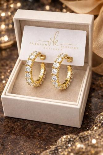 Accessories أقراط ذهبية مرصعة بحجر الزركون - عصرية وأنيقة