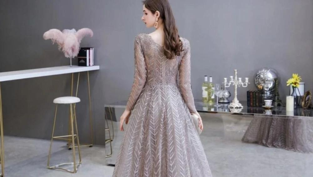 تفاصيل صغيرة تصنع فرقاً كبيراً: الأزرار، القصّات، والفتحات في الفساتين