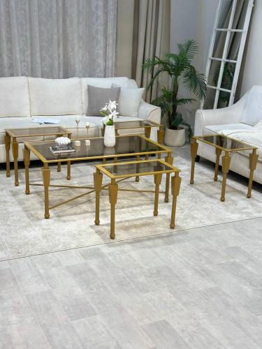 طقم طاولات ذهبي مع 4 طاولات خدمة