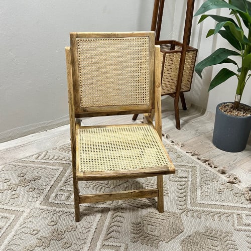 كرسي خشبي طبيعي مع الراتان