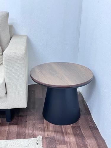 طاوله زاويه دائري حديد سطح خشب