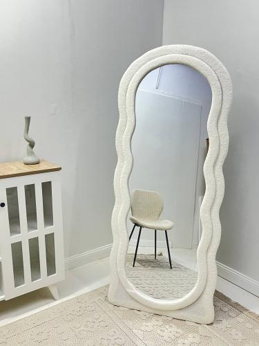 مرايه مموج قماش بوكليه ابيض 170*70