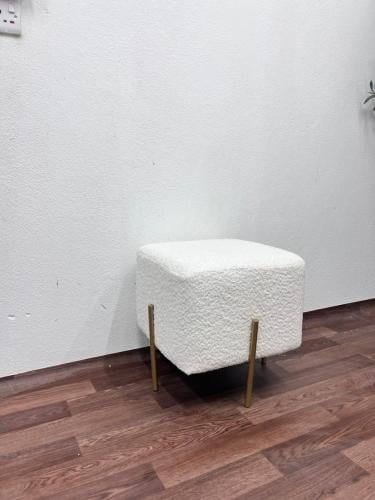 كرسي بوكليه ابيض مع قاعدة