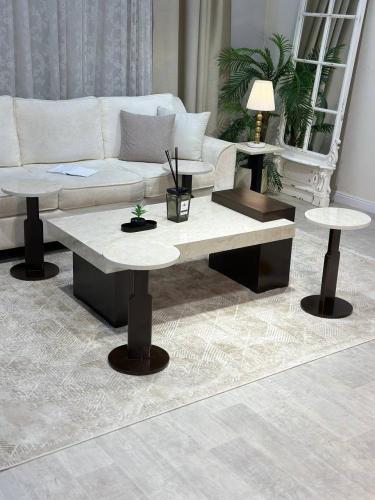 طقم طاولات ضيافة بديل الرخام مع قواعد خشب بني غامق