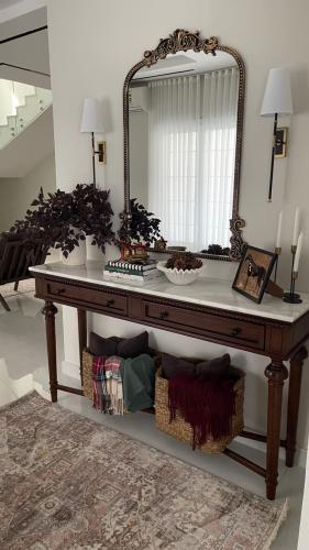 كونسول فاخر بسطح  رخامي