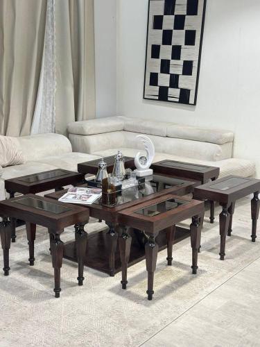 طقم طاولة ضيافة دورين خشب سنديان مع 6 طاولات خدمة – سطح زجاج مستطيل