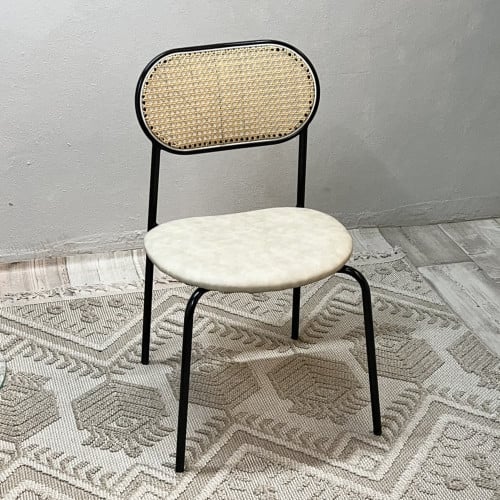 كرسي حديد مع تفاصيل الراتان