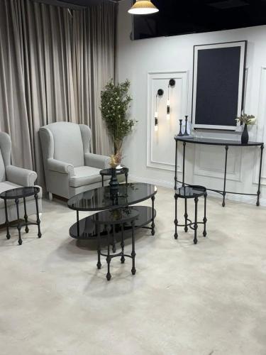 طقم طاولات مع 4 خدمة عصري