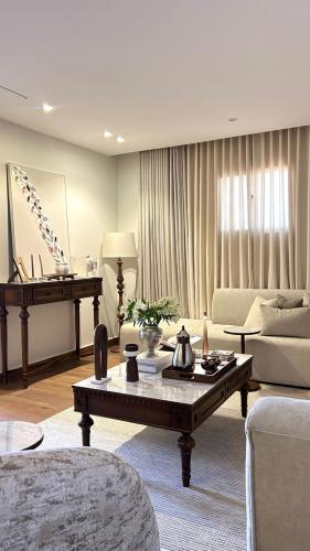 طاولة قهوة فاخرة بسطح بديل  رخامي 1+4