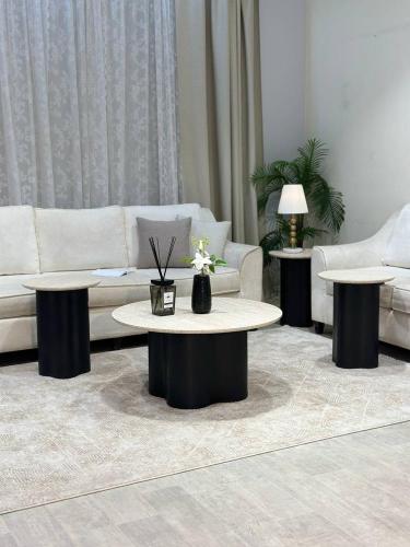 طقم طاولات ضيافة مع 4 طاولات خدمة