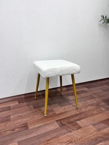 كرسي  بوكليه  ابيض مع قاعدة