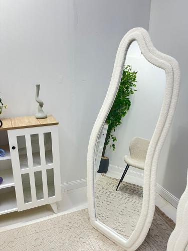 مرايه عشوائيه قماش بوكليه ابيض