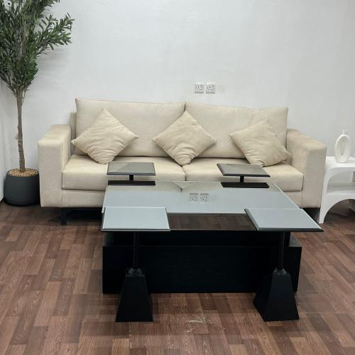 طقم طاولات ضيافه خشب سنديان 1+4