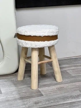 كرسي فرو ابيض مع قاعدة