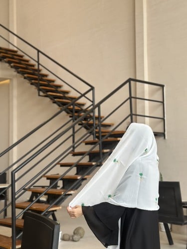 طرحة التأسيس بالون الابيض