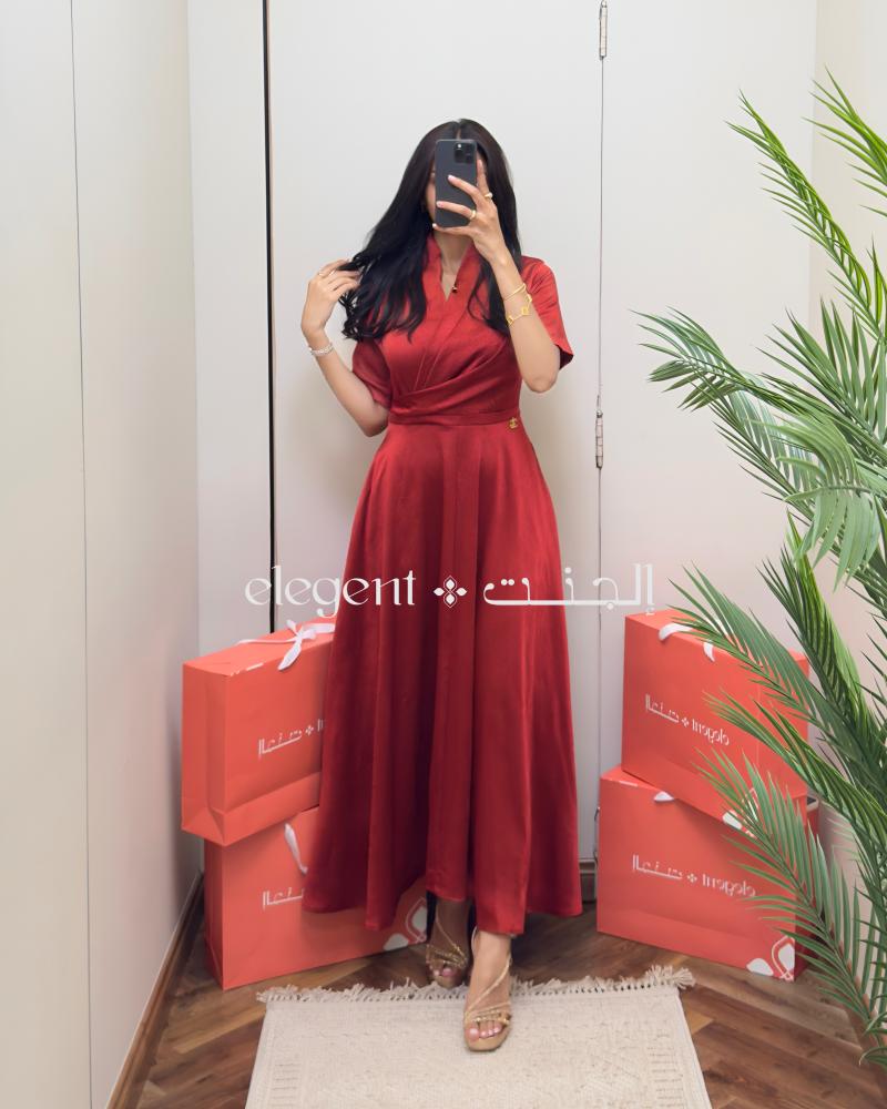 فستان عنابي بتصميم ملتف وقصة أنثوية