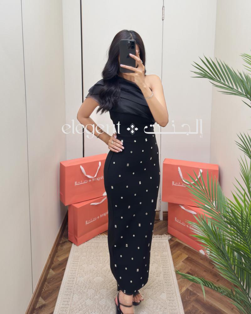 فستان أسود بكتف واحد مزين بكريستال