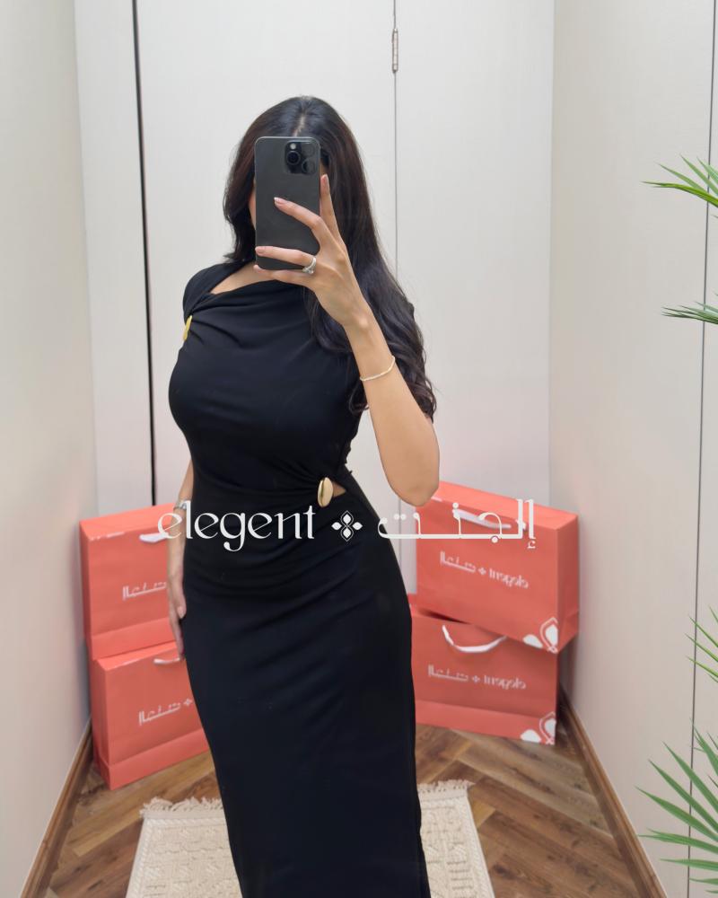 فستان سهرة ناعم أسود بكتف مائل وتفاصيل حلقات ذهبية