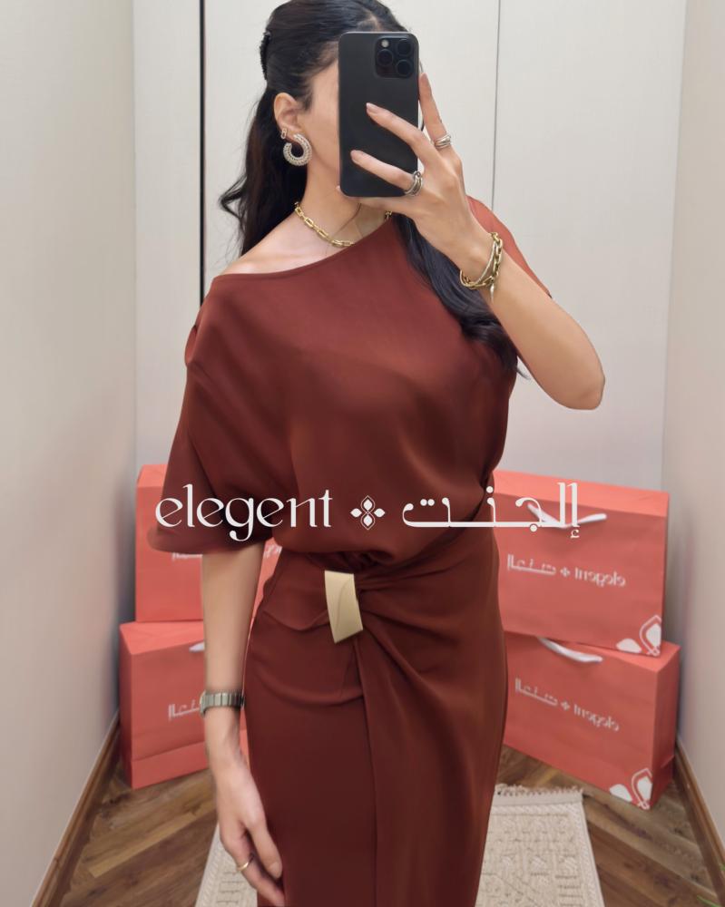 فستان همسة - تصميم أنيق محتشم بلون بني دافئ مع بروش ذهبي