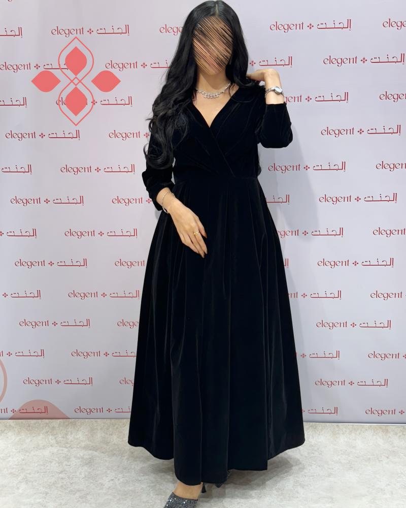 فستان مخمل أسود فاخر بقصة ناعمة وأناقة ملكية