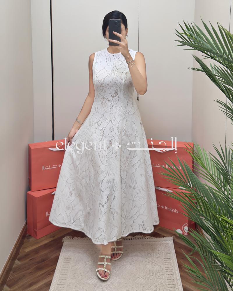 فستان دانتيل أبيض بدون أكمام بتصميم راقٍ ومطرز بنقشة أوراق