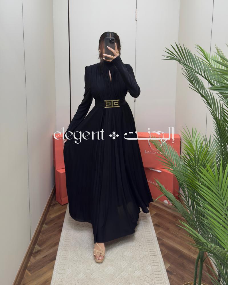 فستان أسود بليسيه بحزام ذهبي - تصميم أنيق للمناسبات