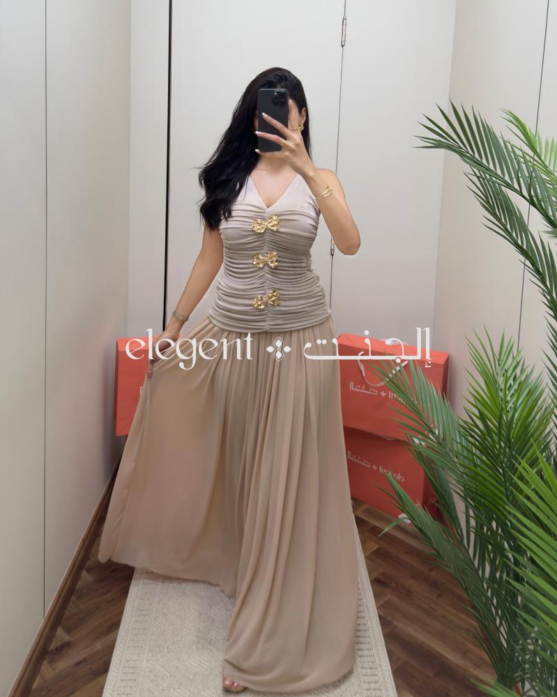 طقم سهرة نسائي بيج فاخر بتصميم بروشات ذهبية