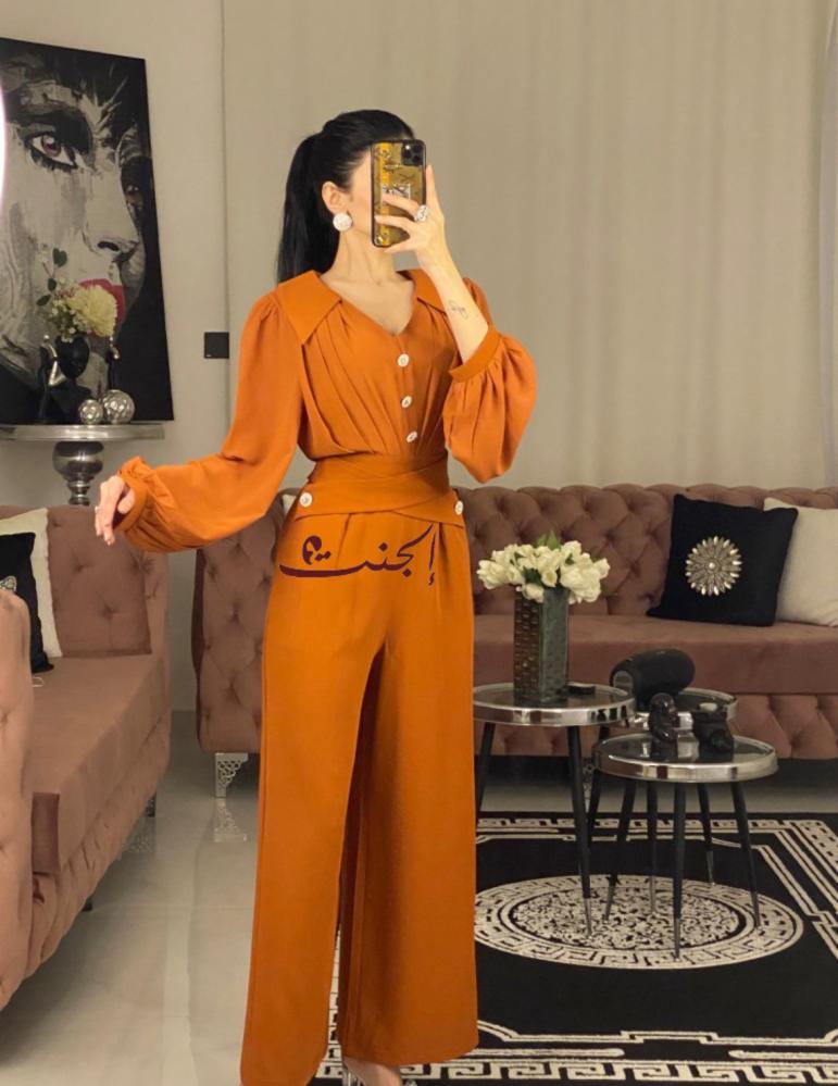 أفرول نسائي بأزرار ذهبية وأكمام منفوخة بلون دافئ