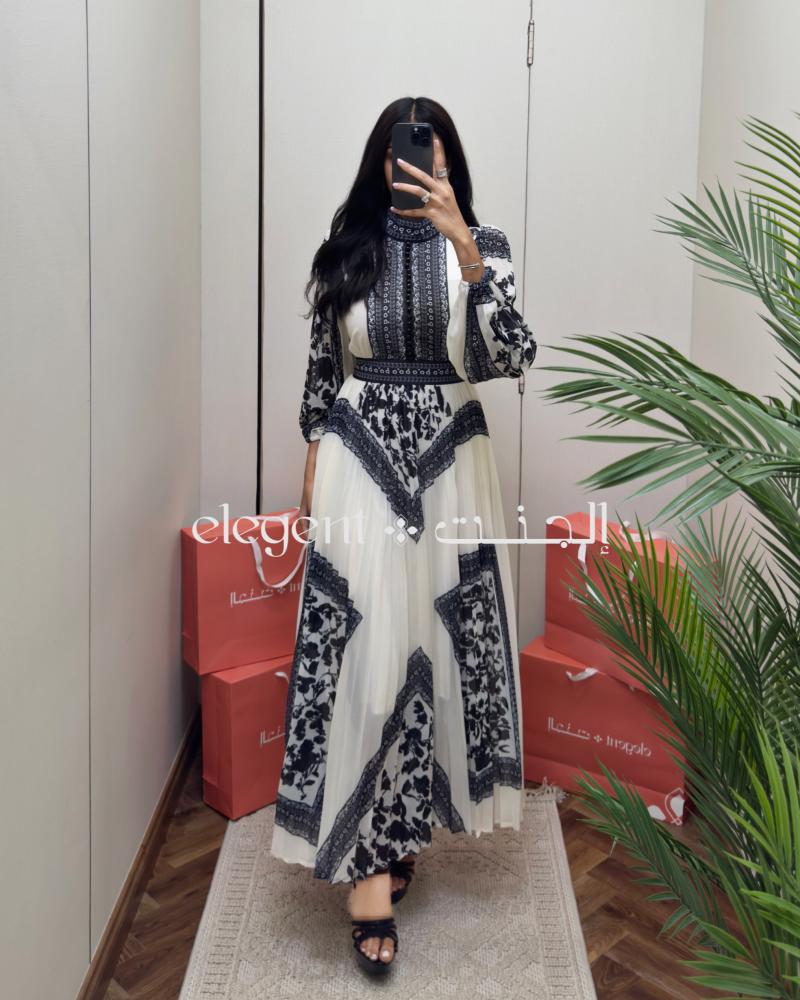 فستان أبيض طويل بنقشة سوداء أنيقة – تصميم فاخر وناعم
