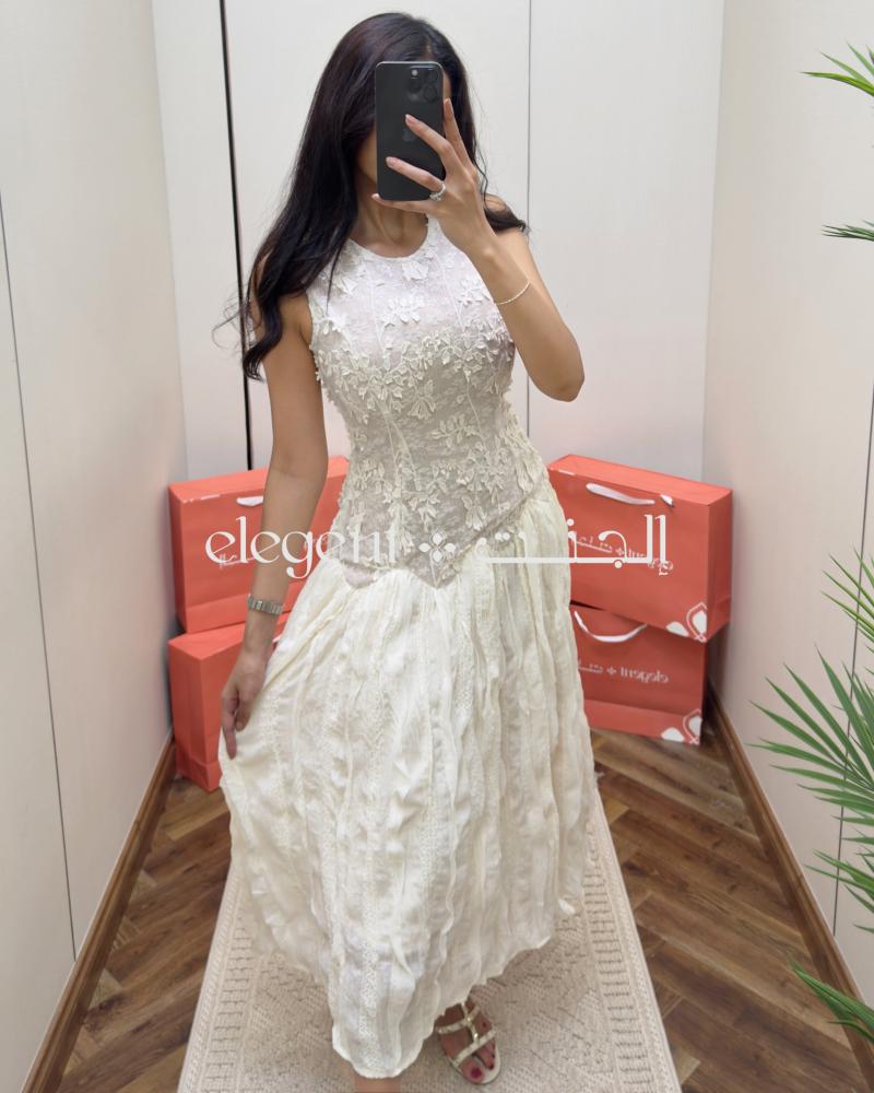 فستان سهرة ناعم سكري دانتيل بتطريز أنثوي