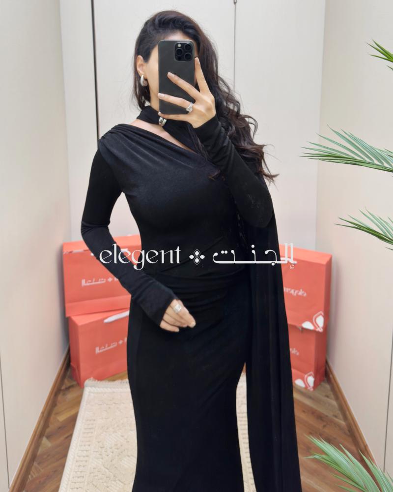 فستان سهرة أسود استرتش بلمسة وشاح ملكي وانسياب فاخر