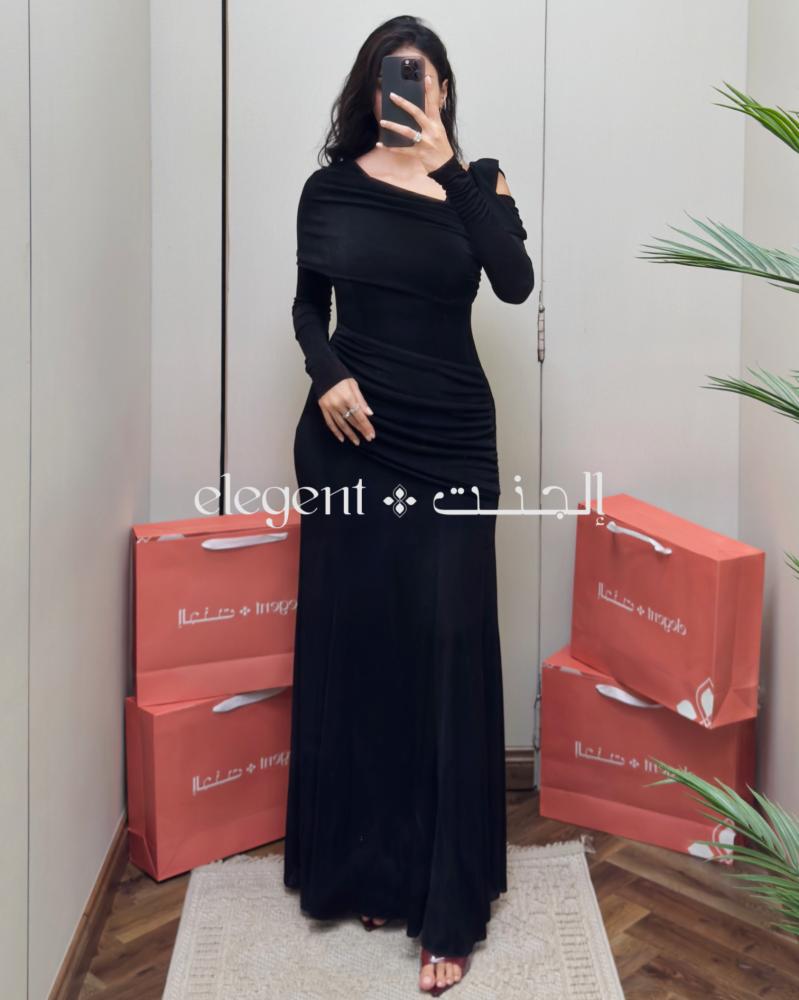 فستان سهرة ناعم أسود استرتش بكتف ساقط ولمسة درابيه راقية