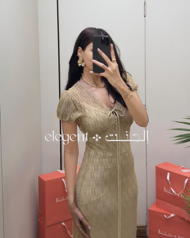 فستان ذهبي ناعم بقصة ضيقة وأكمام قصيرة