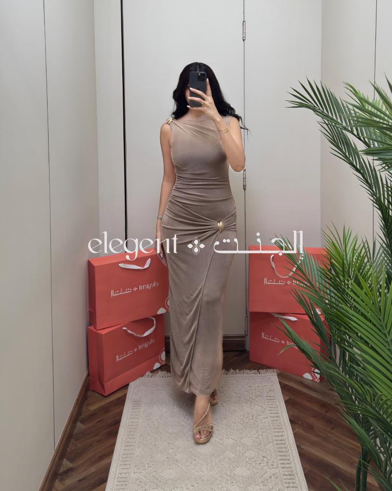 فستان بيج ملكي بكتف واحد وتطريز ذهبي