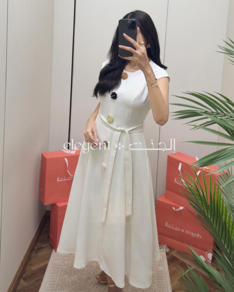 فستان أبيض أنيق مزين بوردات ملونة – تصميم ناعم وفخم للمناسبات