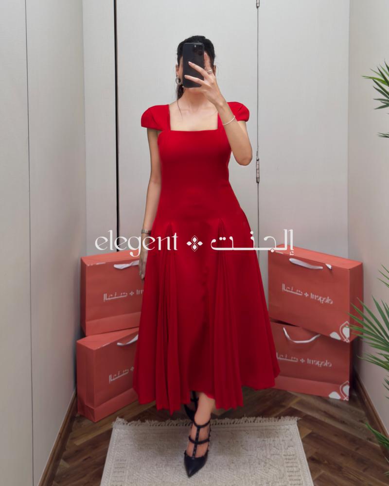 فستان سهرة أحمر ناعم بقصة واسعة وطلقات أكمام فاخرة