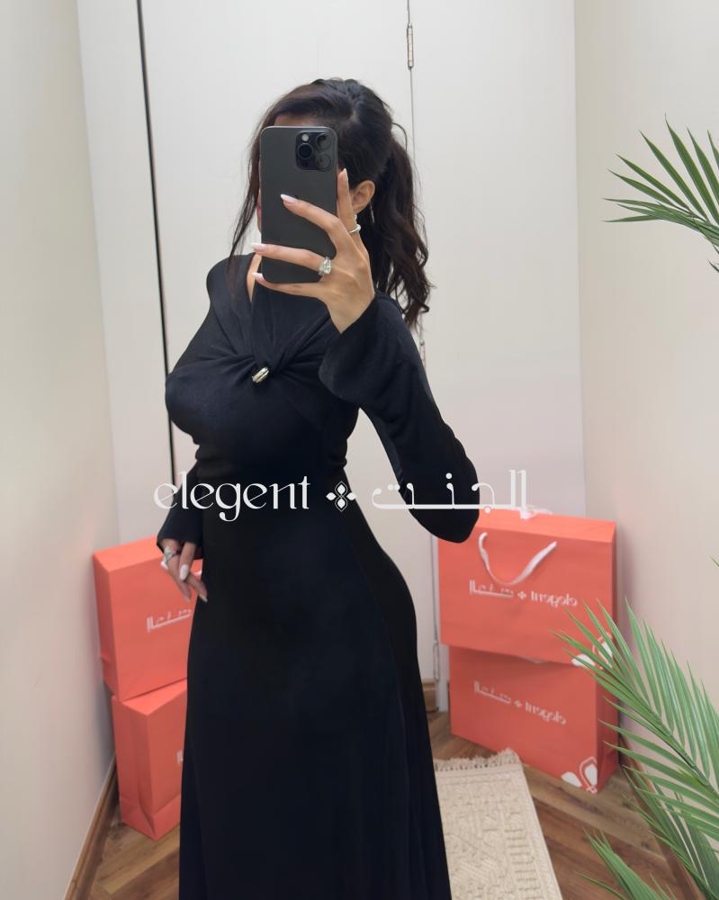 فستان سهرة ناعم طويل بلون أسود مع بروش فخم