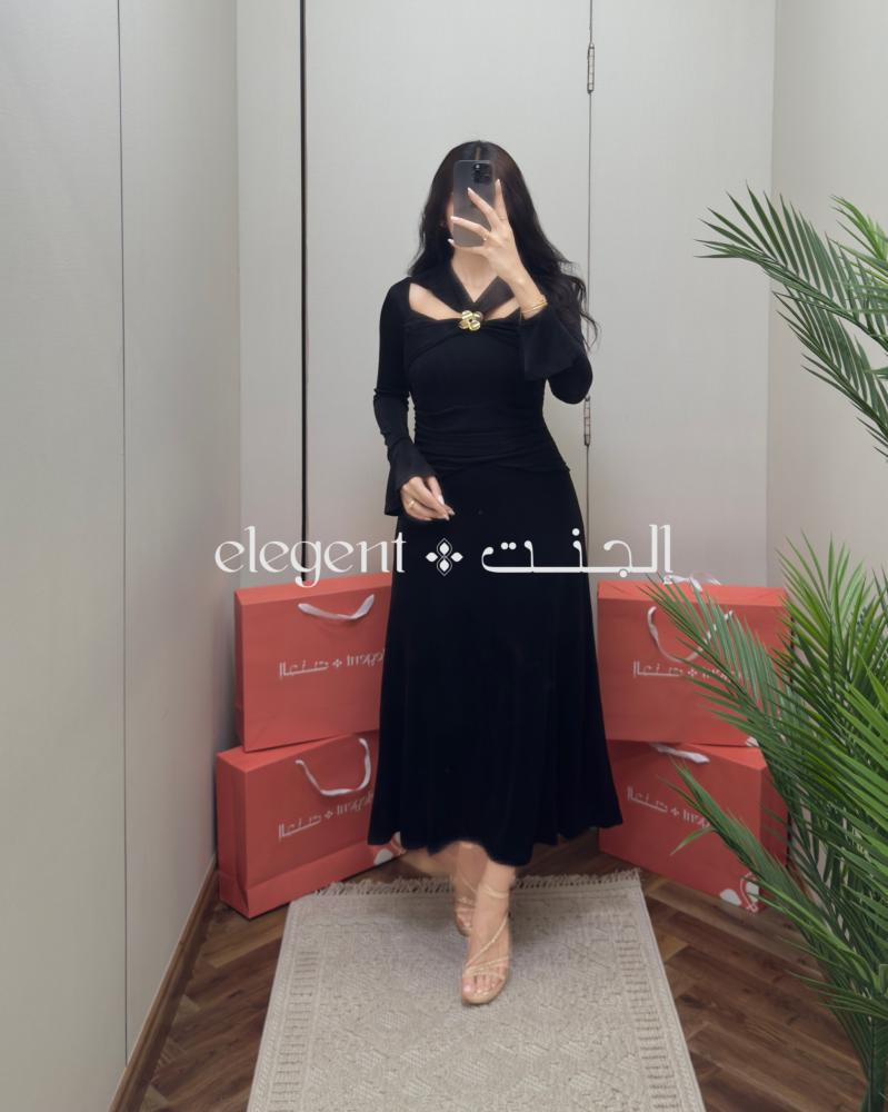فستان أسود استرتش بفتحة صدر مبتكرة وتفصيلة ذهبية