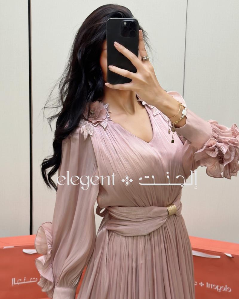 فستان سهرة ناعم وردي بطيات وأكمام مزينة بالورود