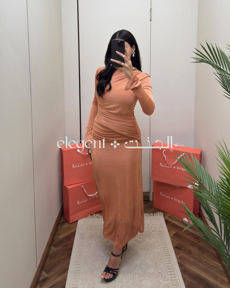 فستان سهرة ناعم بلون نحاسي | قصة مائلة بتصميم استرتش أنثوي