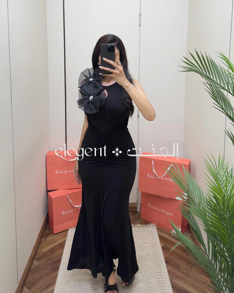فستان سهرة أسود ناعم بورود جازار على الكتف