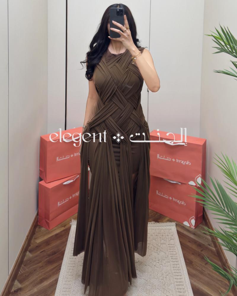 فستان سهرة بني بتصميم ملتف وطيات أمامية أنيقة