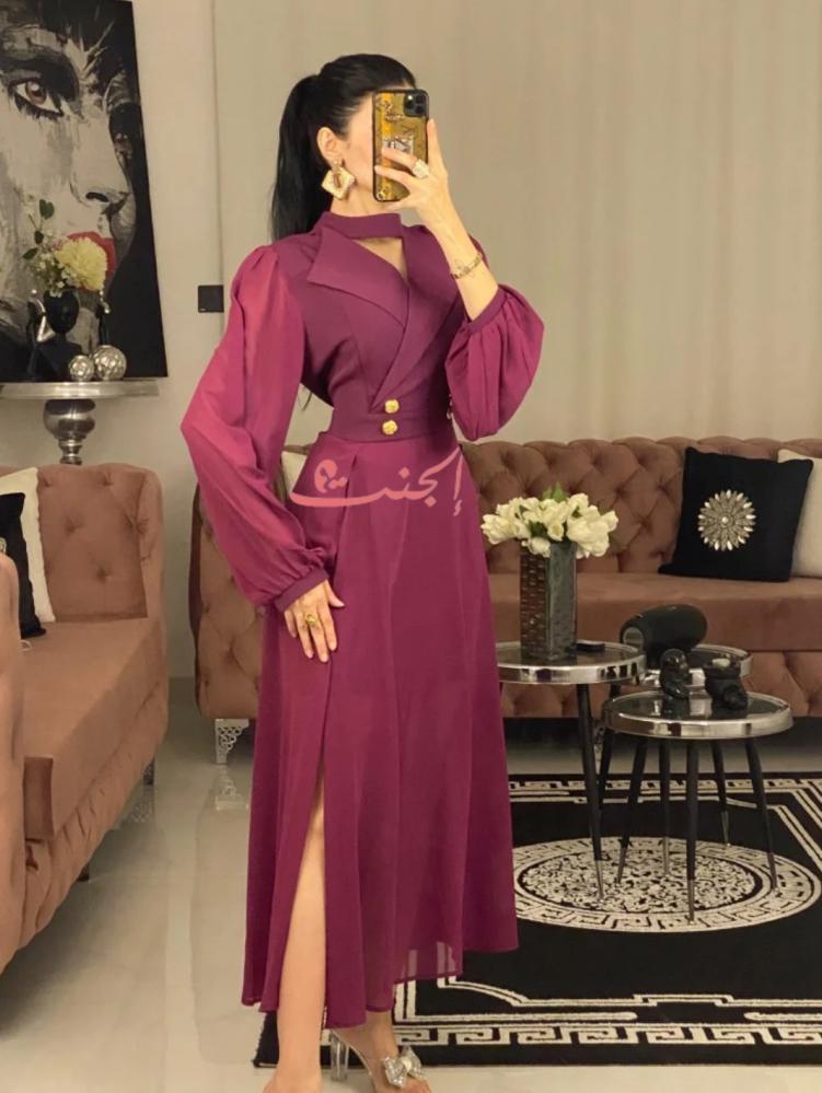 فستان شيفون عنابي بتصميم مزدوج وأكمام منفوخة