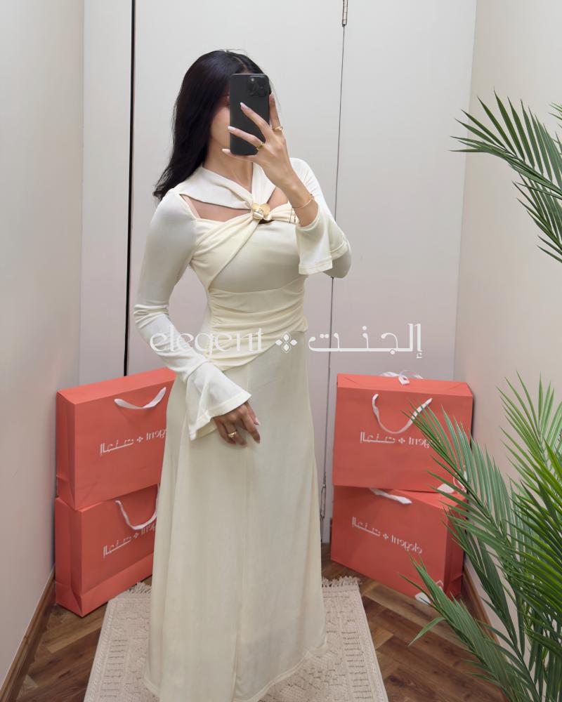 فستان بيج فاتح استرتش بتصميم أنثوي وعصري