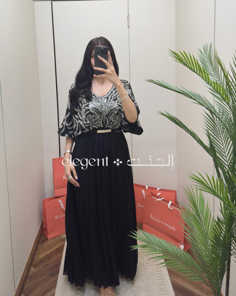فستان سهرة أسود مطرّز بالترتر الفضي وتنورة مكسره طويلة