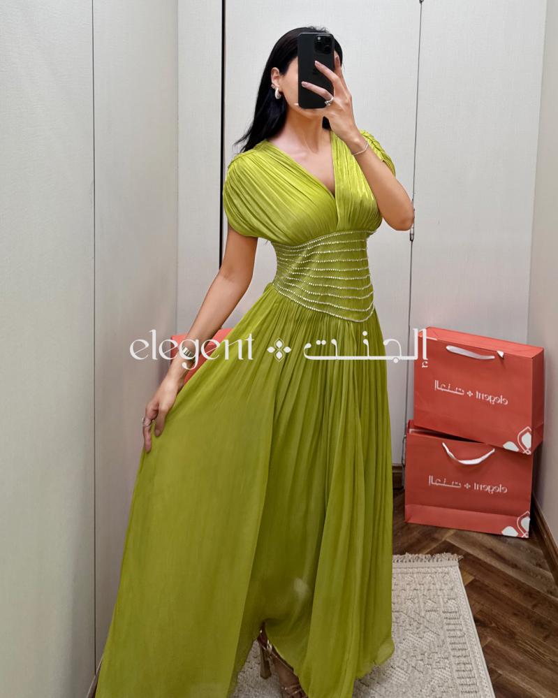 فستان سهرة أخضر طويل بقصة مميزة وطيات ناعمة