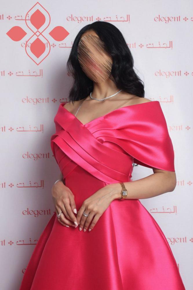 فستان سهرة فوشي طويل بأكتاف مكشوفة وكسرات أنيقة