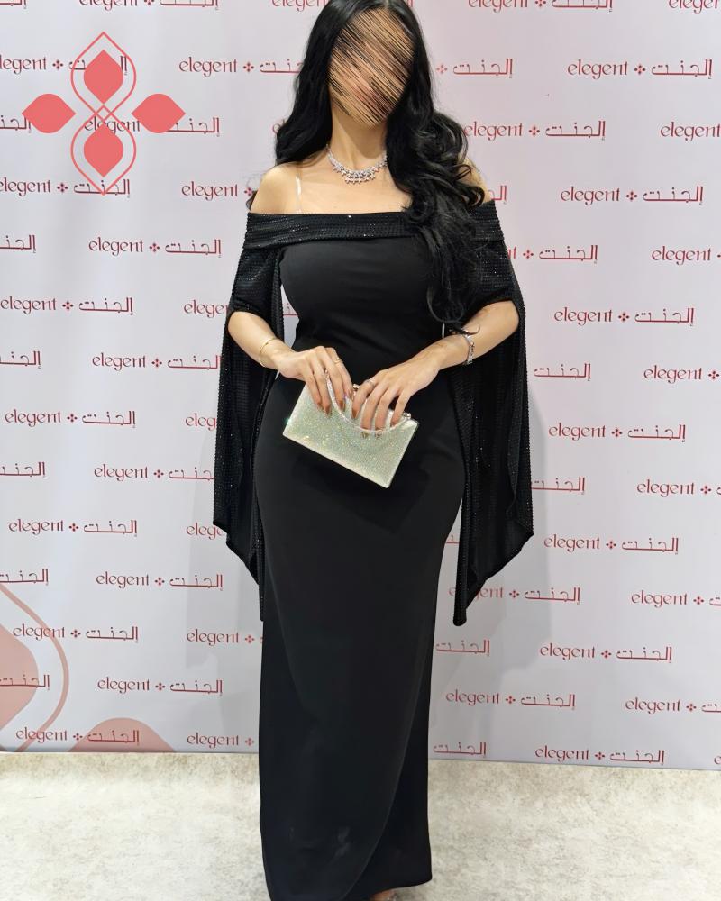 فستان سهرة ناعم أسود بأكتاف مكشوفة
