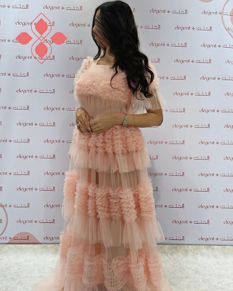 فستان سهرة وردي تل بطبقات منفوشة وتصميم ناعم
